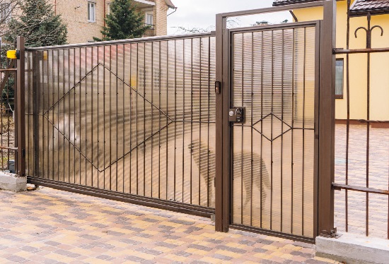 Купить ворота из профлиста с элементами ковки, с металлическими столбами в рамке или под дерево в Богородицке от 158430 руб